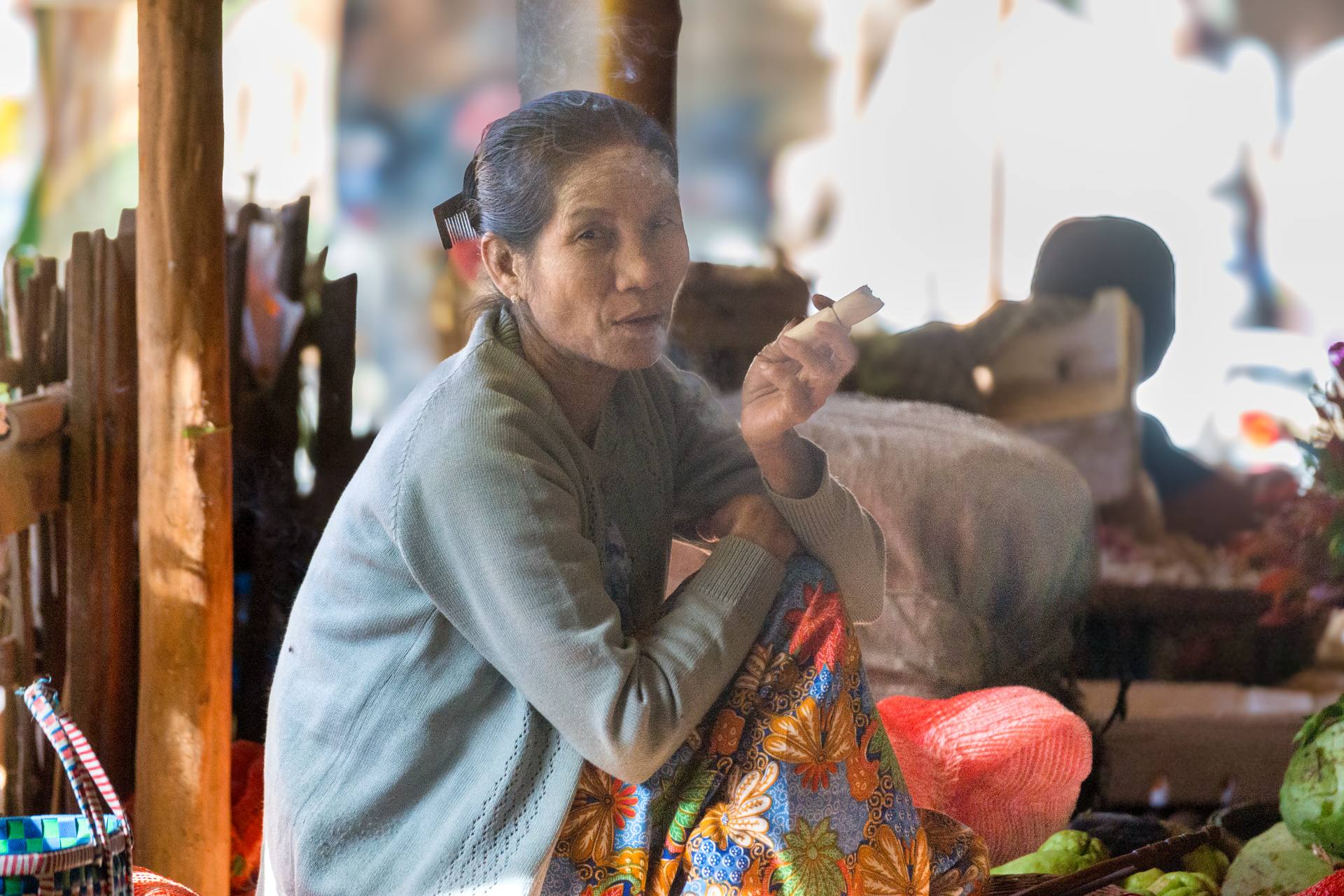 Markthalle von Nyaung U - eine Cheroot-rauchende ältere Dorfbewohnerin